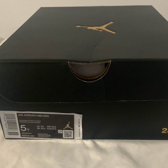 Air Jordan 1 mid. Size 5. - Picture 4 of 5